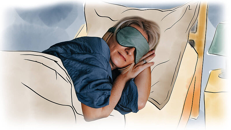 Frau liegt mit Schlafmaske seitlich schlafend im Bett