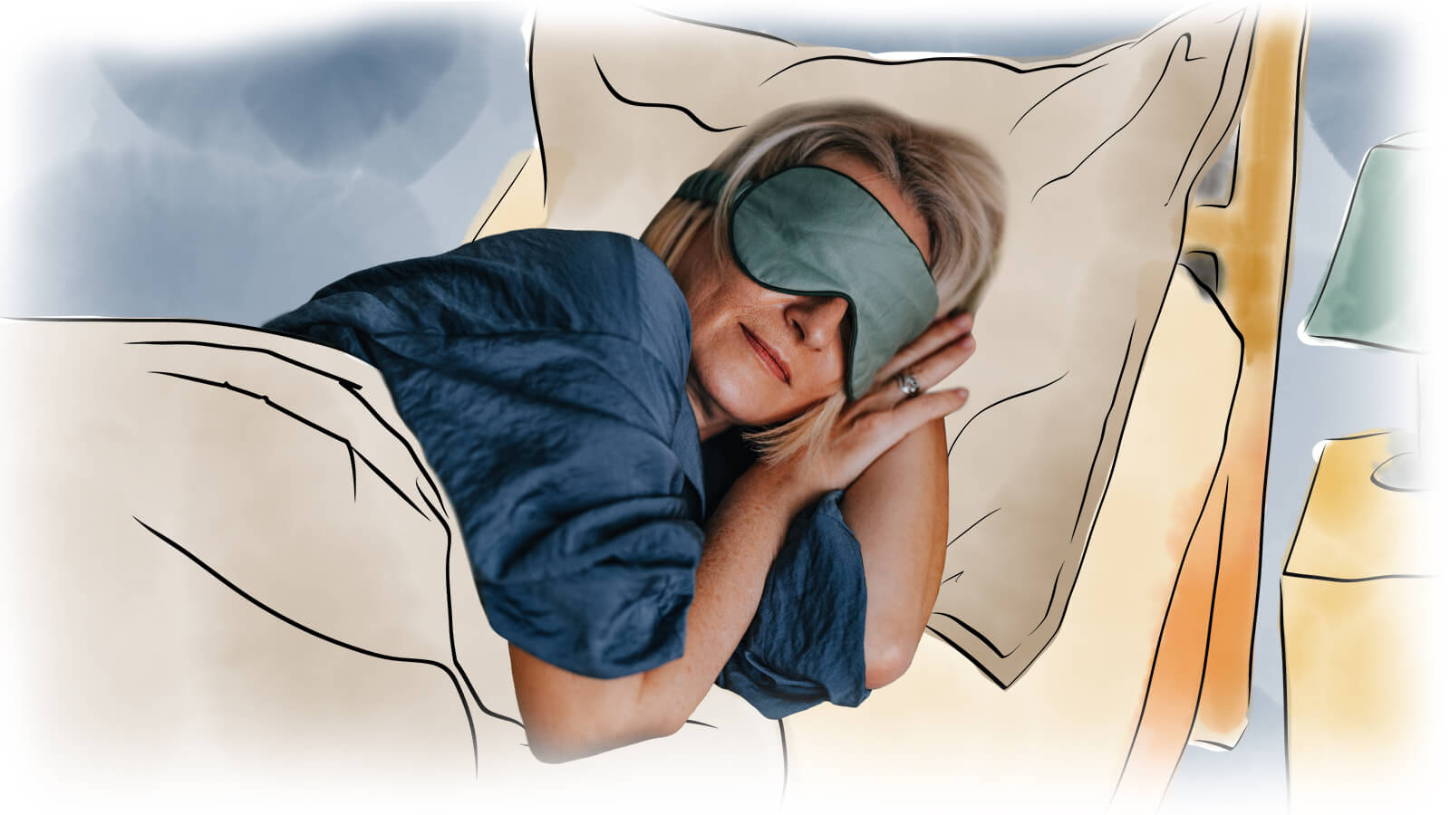 Frau liegt mit Schlafmaske seitlich schlafend im Bett
